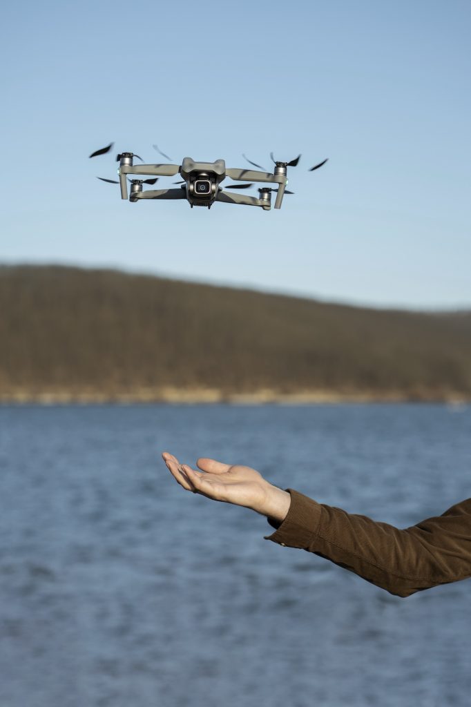 pilote d'une entreprise d'inspection par drone en intervention