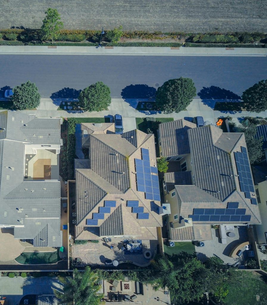 inspection de panneaux photovoltaïques par drone sur habitations